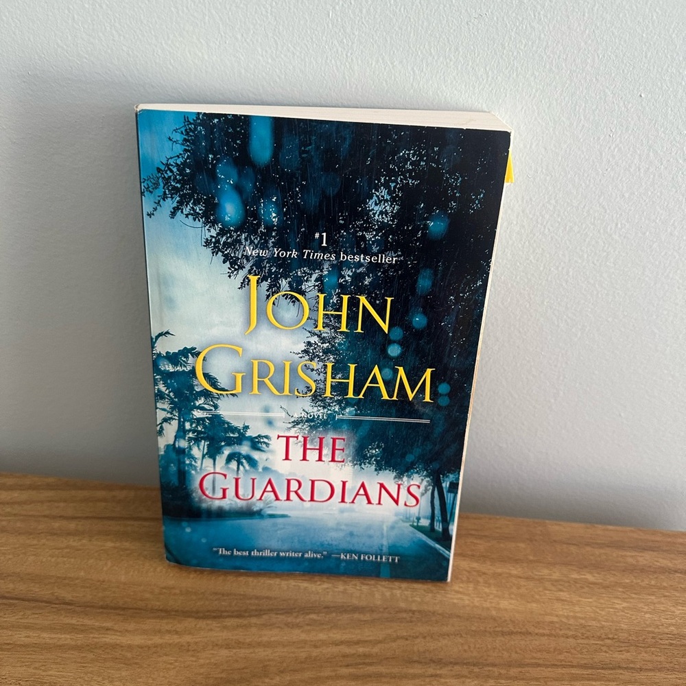 JOHN GRISHAM - THE GUARDIANS PAPERBACK BOOK